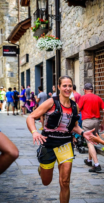 Cristina Belmar, en el momento de llegar a la meta en el Trail Aneto. 