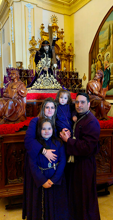 Vicente Astillero con su familia frente a la imagen titular de la cofradía de los 'Moraos' de Daimiel. 