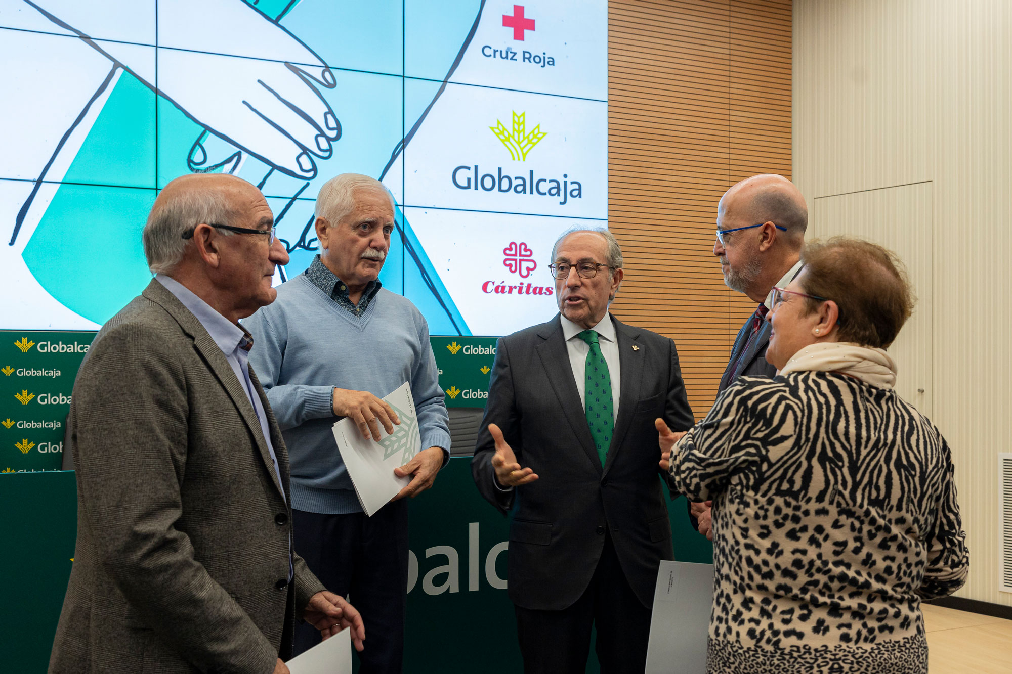 El presidente de Globalcaja junto con los responsables de Cáritas y Cruz Roja de Albacete y Cuenca. 