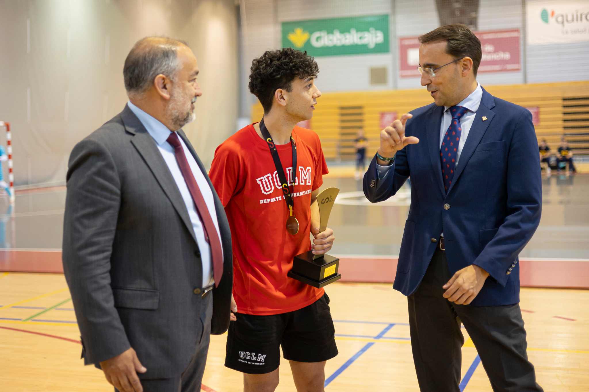 Pedro Palacios y Julián Garde, conversan con uno de los jugadores de fútbol sala 