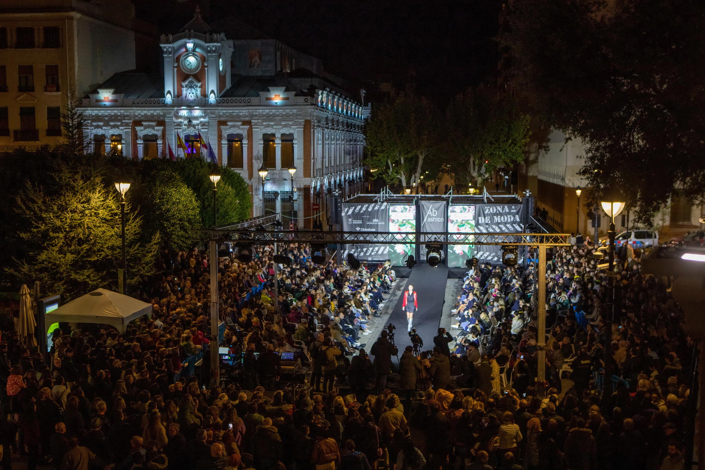 Plaza del Altozano llena con Zona de Moda