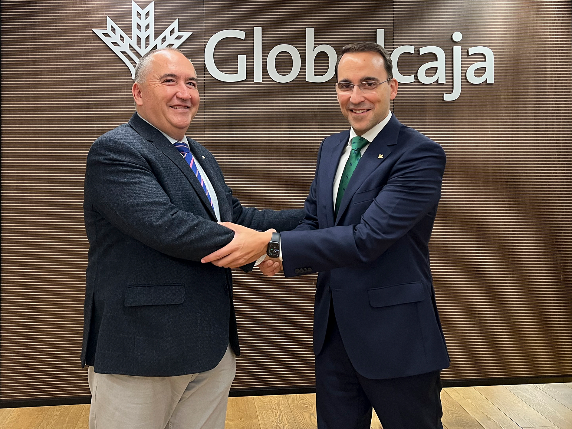 Carlos Marín y Pedro Palacios se estrechan la mano tras la firma del acuerdo. 