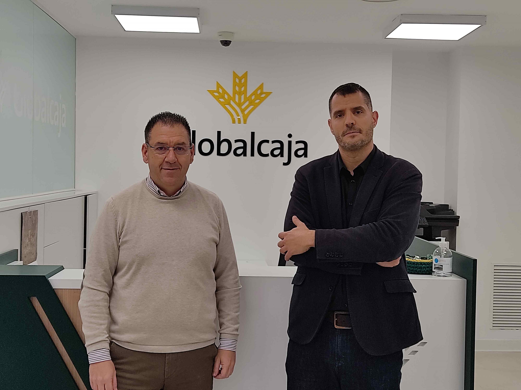 Juan Antonio y Carlos, atienden el equipo de Alcalá del Júcar. 