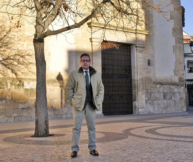 Félix Godoy frente al Santuario de la Virgen de las Viñas.