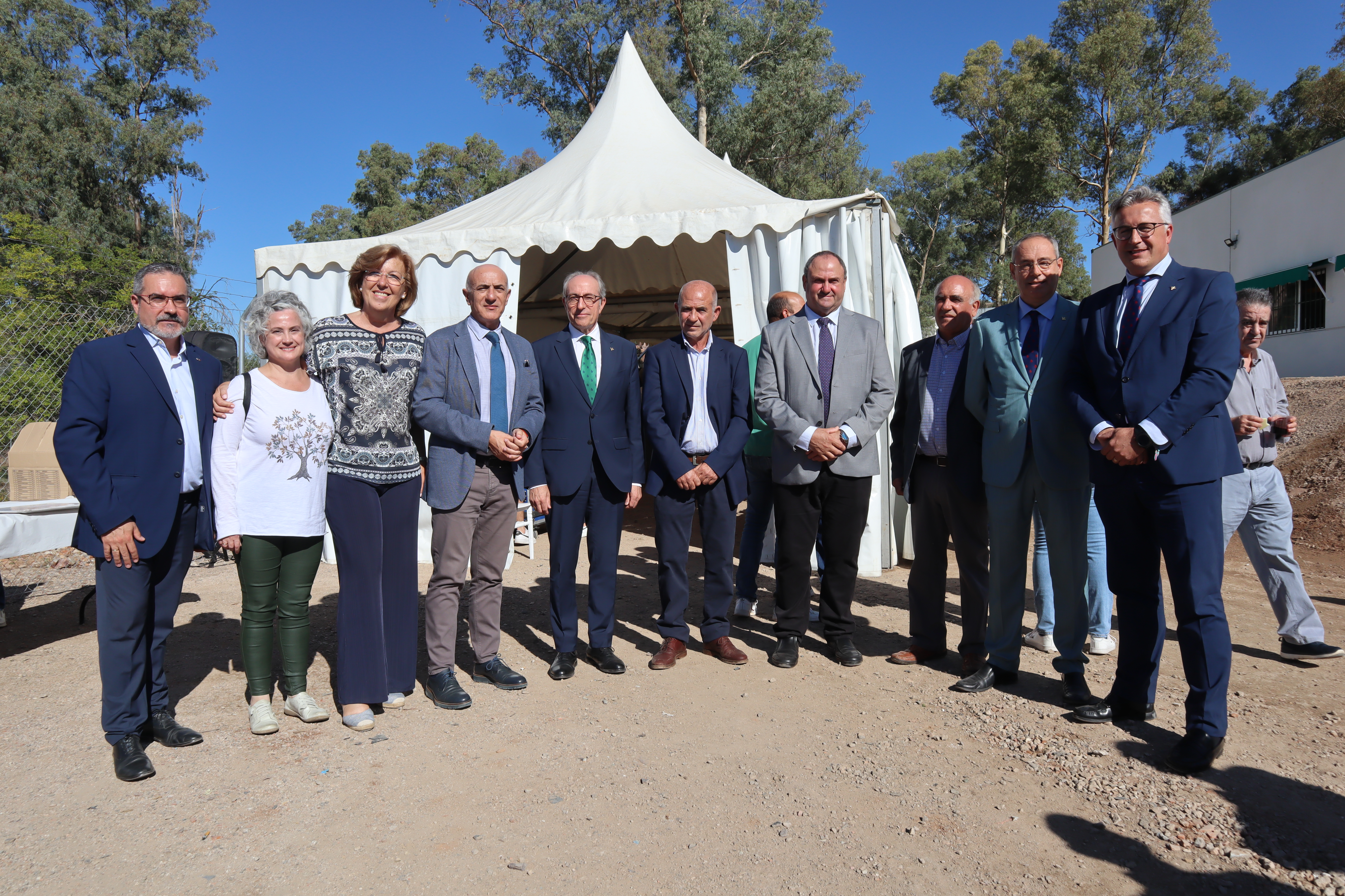 El presidente de Globalcaja junto a representantes de los regantes y de la administarción. 