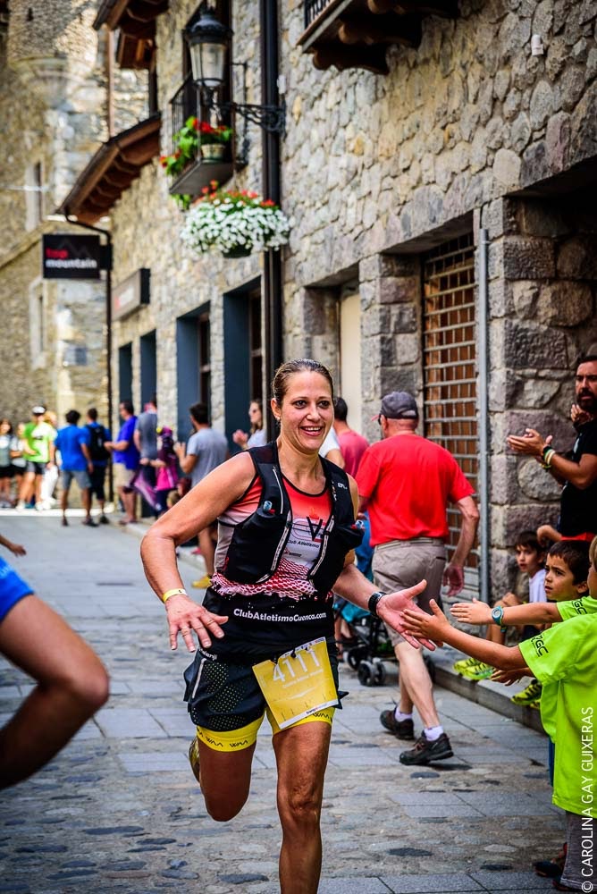 Cristina Belmar, durante su llegada a meta en el Trail Aneto