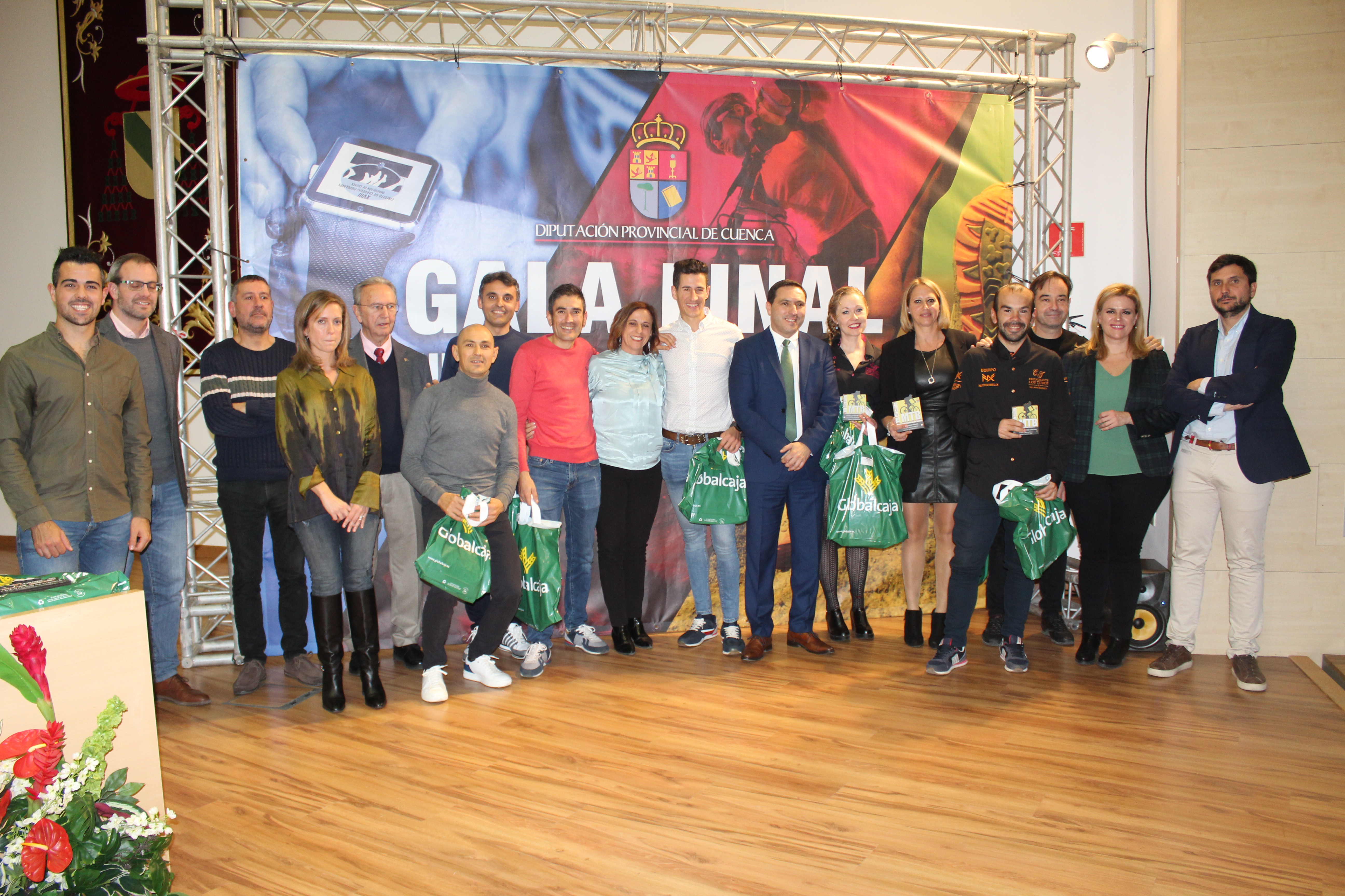 Un momento de la clausura de circuitos deportivos de la Diputación de Cuenca, donde Cristina Belmar recibió su trofeo como ganadora del Duatlón y Carreras de Montaña. 