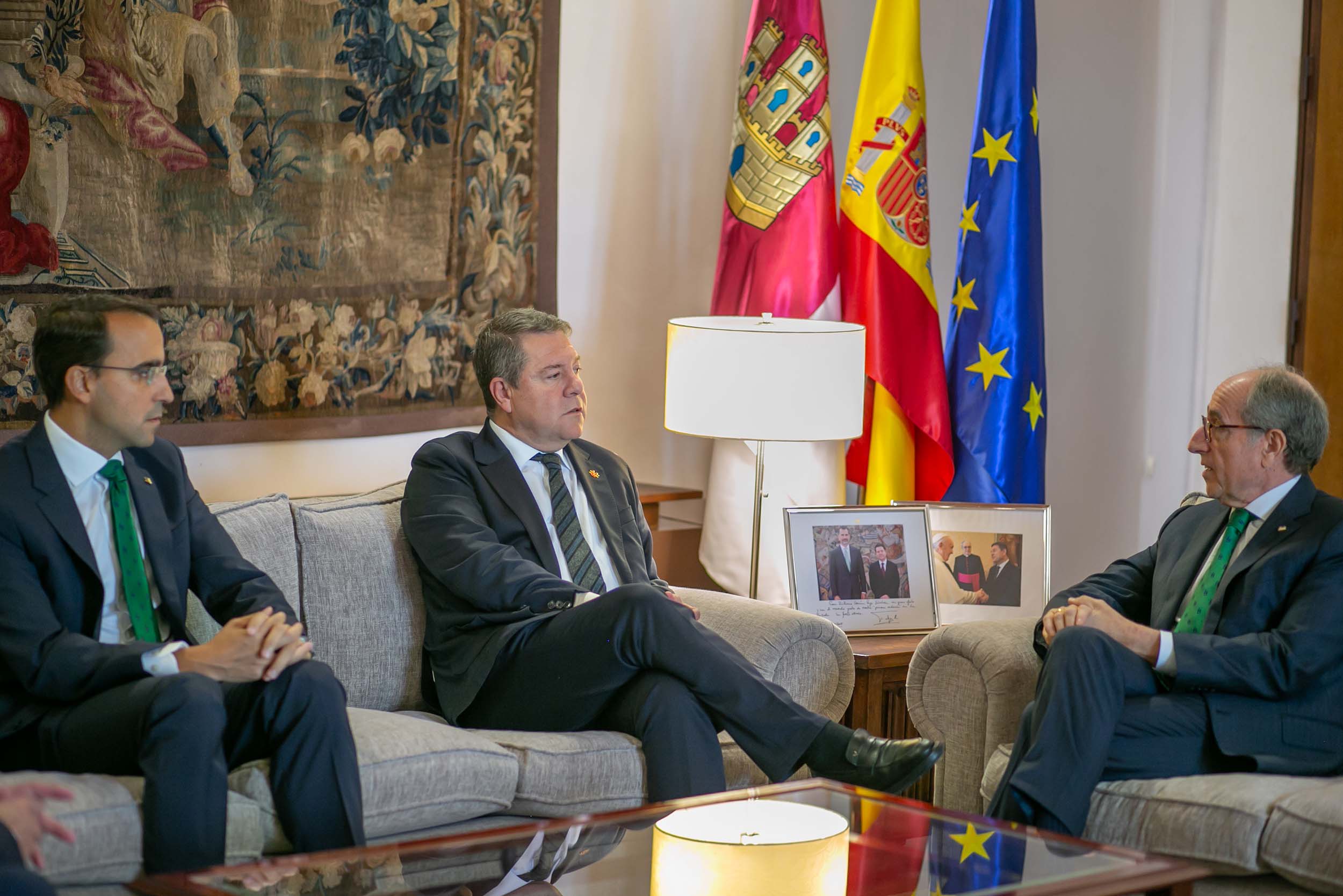 Emiliano García-Page, conversa con el director general y el presidente de Globalcaja. 