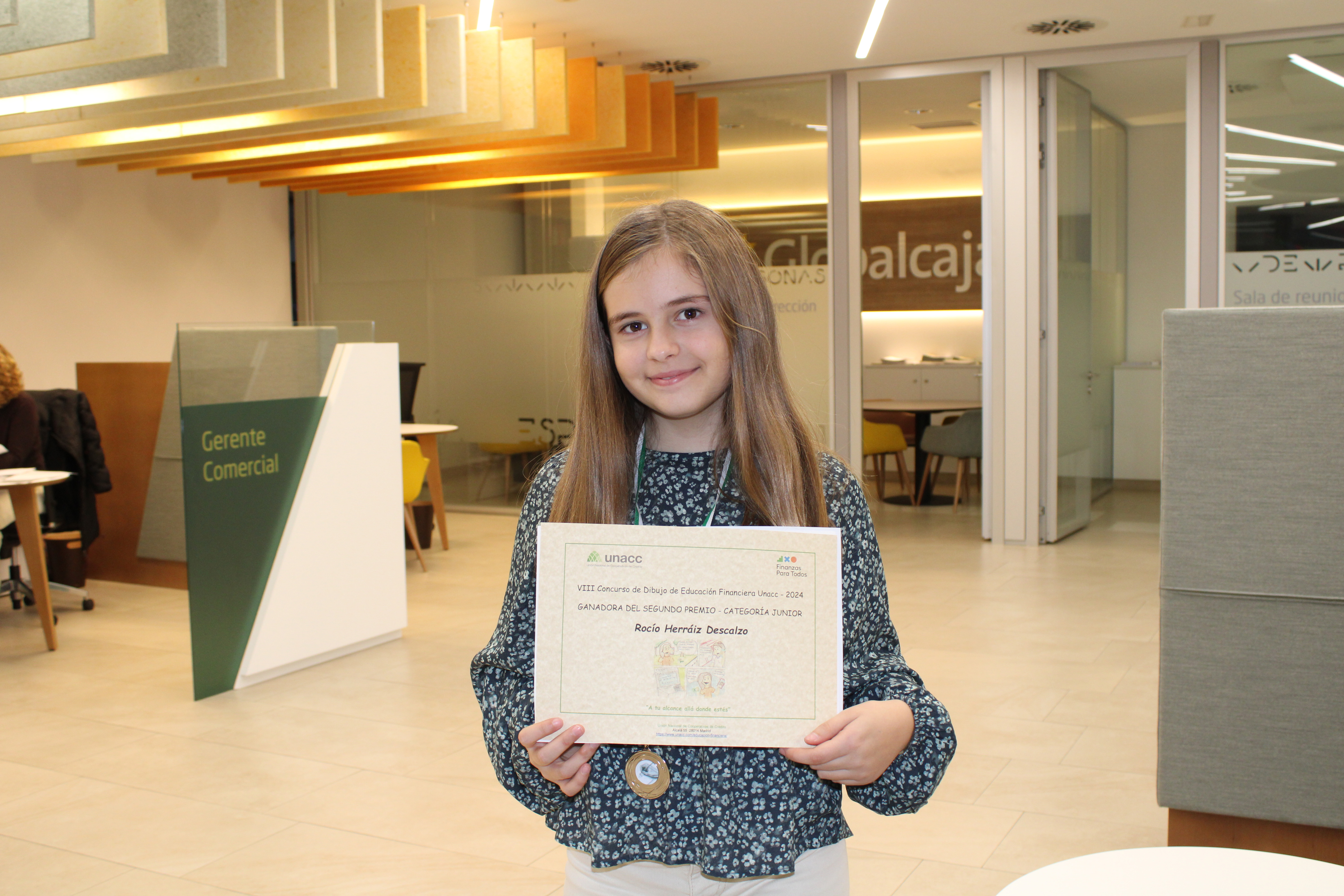 Rocio posa con su diploma