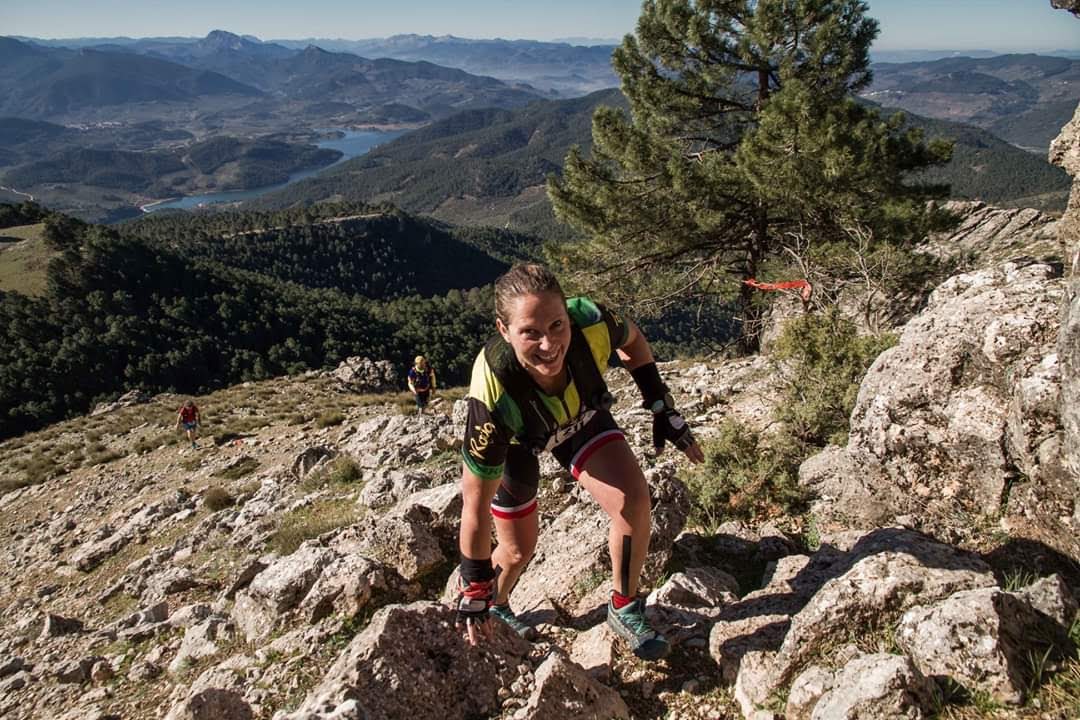 Cristina Belmar, en pleno ascenso, durante una carrera de montaña. 