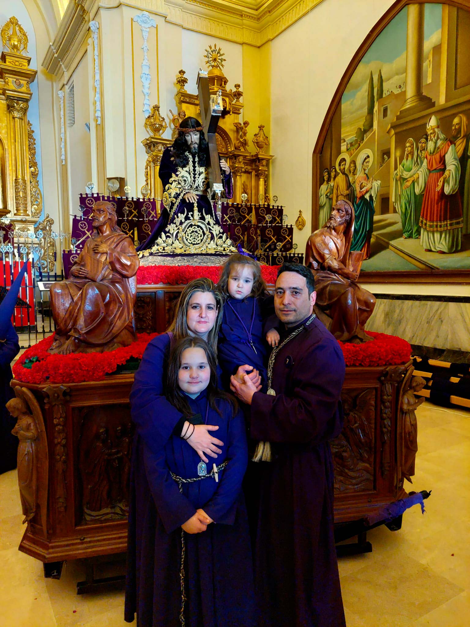 Vicente Astillero con su familia, frente a la imagen titular de la cofradía. 