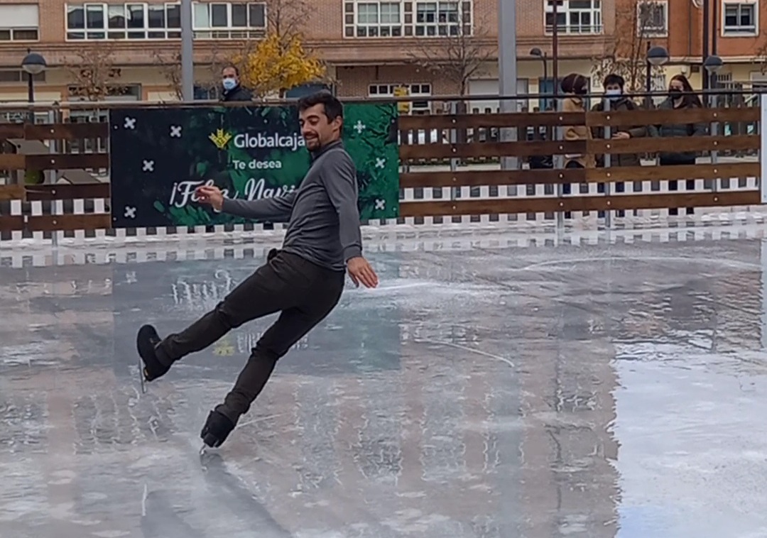 Javier Fernández patinando